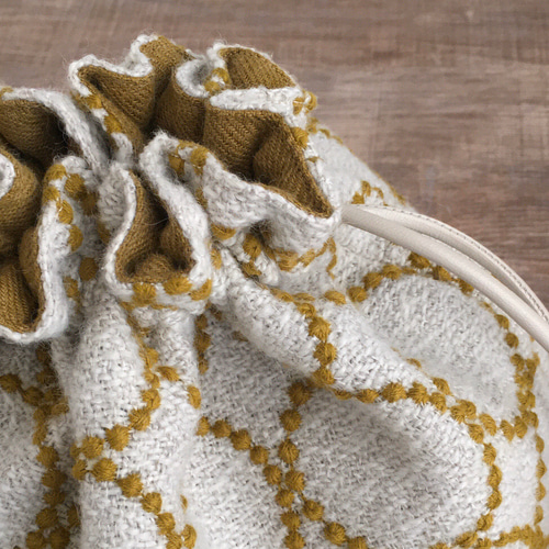wool tambourine 丸底の巾着バッグ(beige×yellow greenサークル) ミナ 