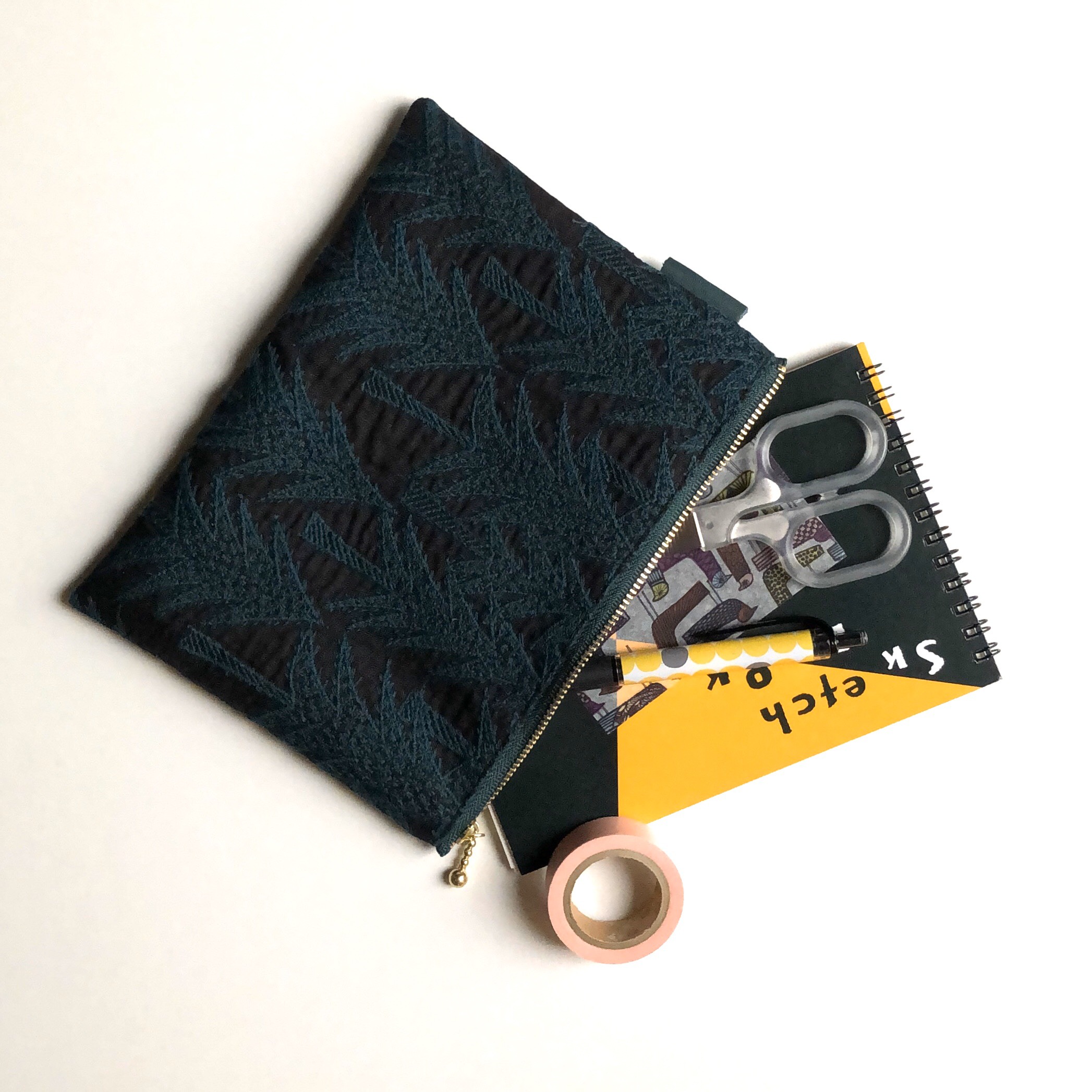 land theater フラットポーチ(M,charcoal×green) ミナペルホネンファブリック使用