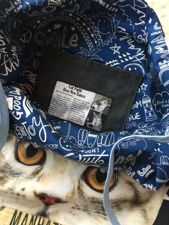 大きな猫ちゃんアップリケMANHATTAN布タグ黒白星柄×ブルー英字ポップアートイラスト厚手コットントートバッグ 5枚目の画像