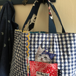 紺白ギンガム＆猫ちゃんポケット×2ダブルハンドルトートバッグ 2枚目の画像