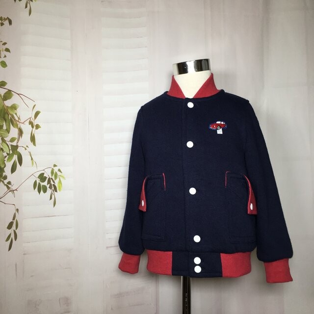 赤いスポーツカーのワッペンが付いたジャンバー110cm