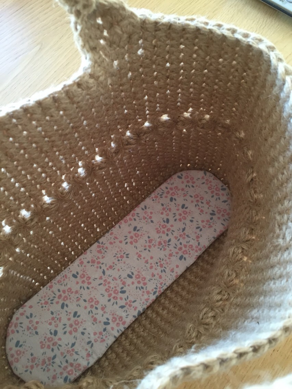 可愛い模様編みの麻ひもバッグ(底板付き) 3枚目の画像