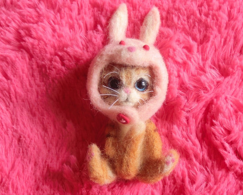 羊毛フェルト ハンドメイド 猫 スコ座りうさぎちゃん帽子☆ストラップ 