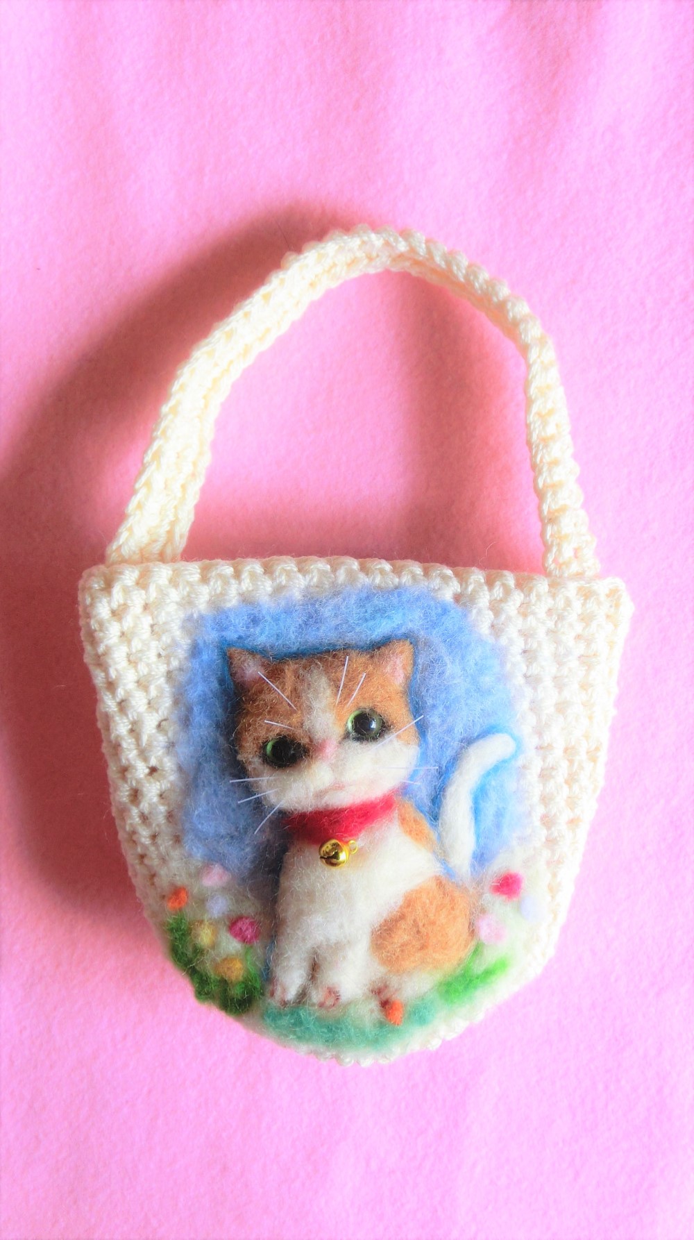羊毛フェルトの猫とお花の小さなあみあみバケツバッグ