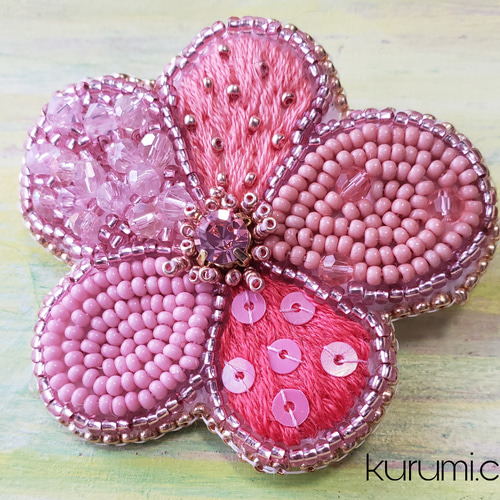 ピンクのお花のビーズ刺繍ブローチ ブローチ TAKAYO 通販 10963179
