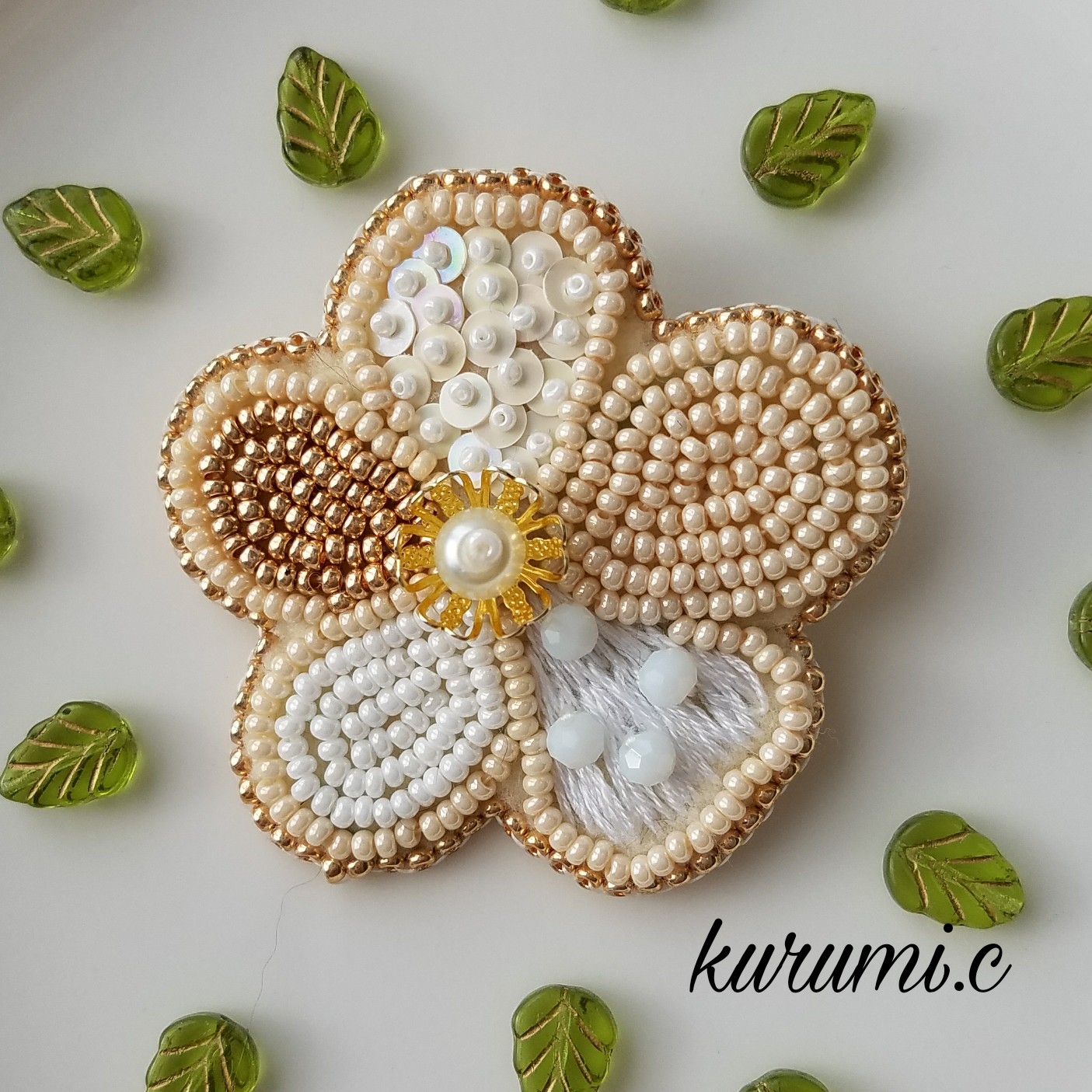 ホワイトとゴールドのお花のビーズ刺繍ブローチ ブローチ TAKAYO