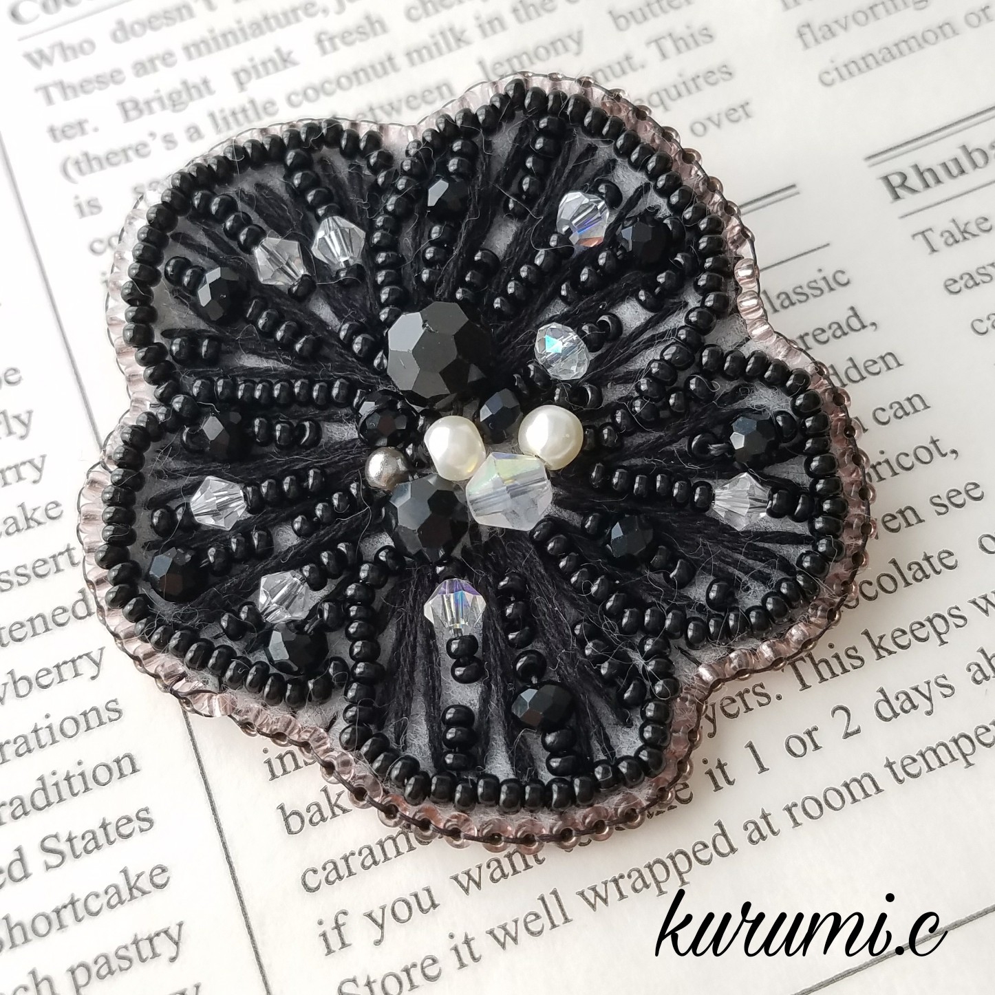 シックなお花のビーズ刺繍ブローチ 胸針・別針 TAKAYO 的作品