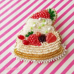 苺のショートケーキのビーズ刺繍ブローチ 2枚目の画像
