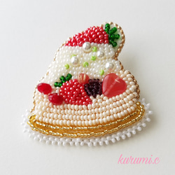 苺のショートケーキのビーズ刺繍ブローチ 3枚目の画像