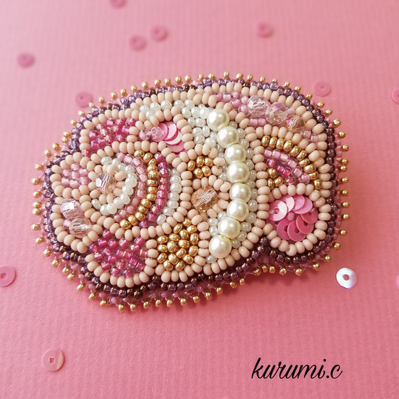 ピンクのビーズ刺繍のブローチ 3枚目の画像