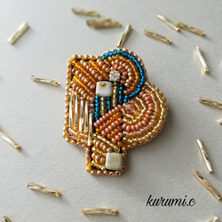 【専用】ハンドメイド　刺繍ブローチ 楽天市場】［刺繍ブローチ］幾何学柄 四角よこMade in japan刺繍