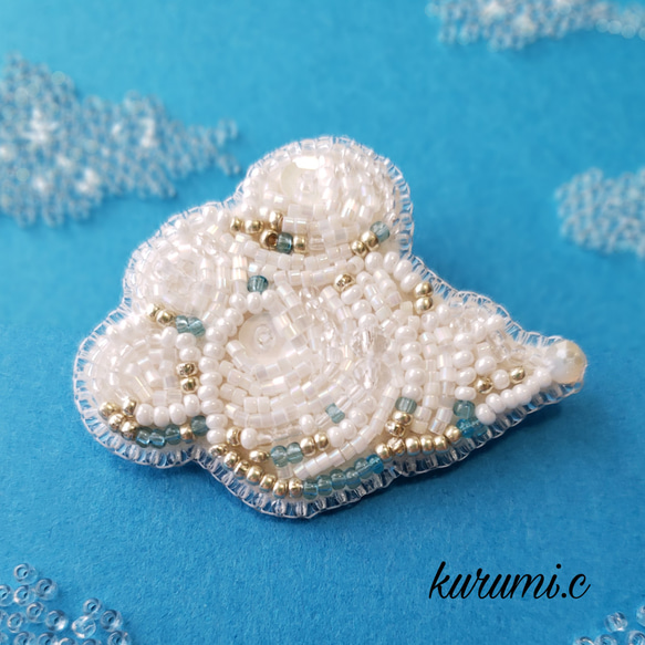 もくもく雲(入道雲)のビーズ刺繍ブローチ ブローチ TAKAYO 通販