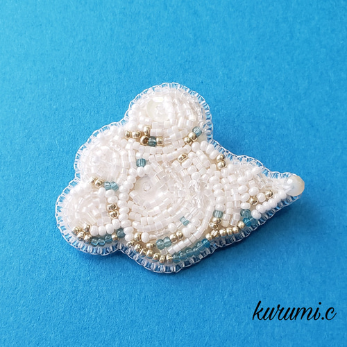 もくもく雲(入道雲)のビーズ刺繍ブローチ ブローチ TAKAYO 通販