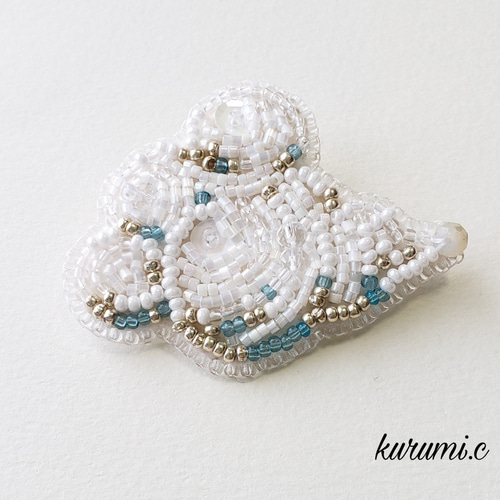 もくもく雲(入道雲)のビーズ刺繍ブローチ ブローチ TAKAYO 通販