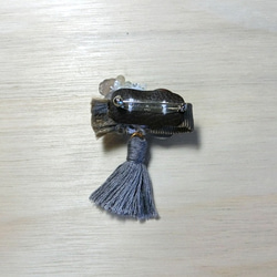 鉱物と革とボタンのタッセルブローチ 4枚目の画像