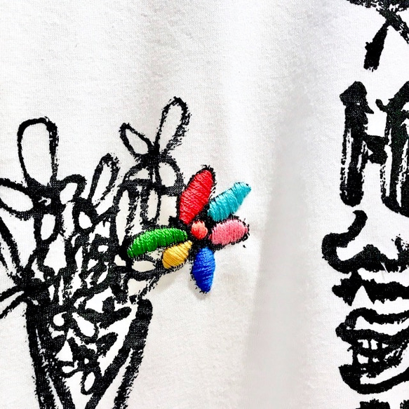 「花束でプリーズ」オリジナルイラスト レディースワイド 手刺繍 Tシャツ 2枚目の画像