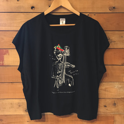 「ウッドベースおじさん」オリジナルイラスト レディースワイド 手刺繍 Tシャツ 1枚目の画像