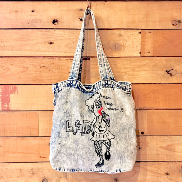 「ルーシーは食いしん坊」オリジナルイラスト デニム 手刺繍 トートバッグ中 1枚目の画像