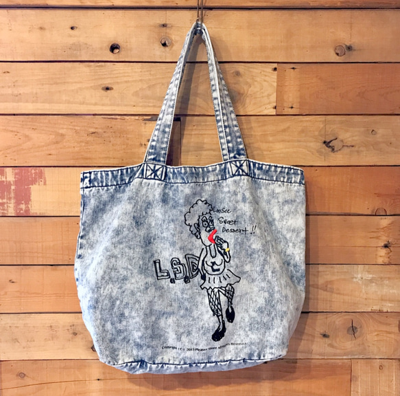「ルーシーは食いしん坊」オリジナルイラスト デニム 手刺繍 トートバッグ大 1枚目の画像