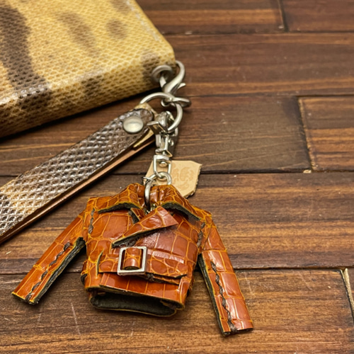 超小さい！クロコダイルの親指サイズミニチュアライダースジャケット