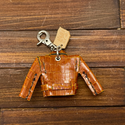 超小さい！クロコダイルの親指サイズミニチュアライダースジャケット