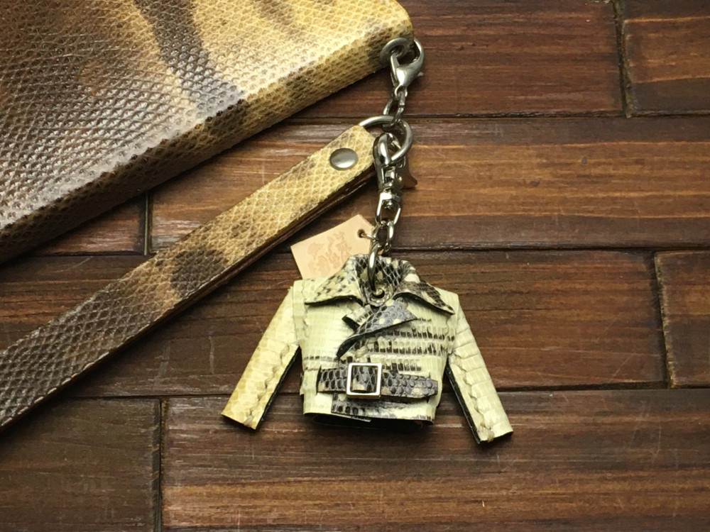 超小さい！リザード革の親指サイズミニチュアライダースジャケットキーホルダー