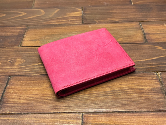 マット調仕上げの二つ折り財布【ピンク】 1枚目の画像