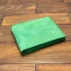 マット調仕上げの二つ折り財布【緑】 1枚目の画像