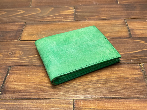 マット調仕上げの二つ折り財布【緑】 1枚目の画像