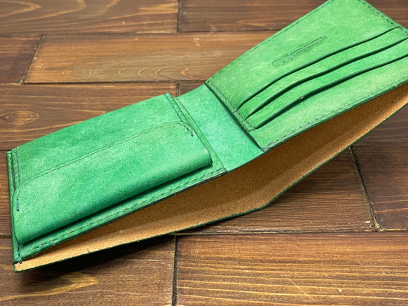 マット調仕上げの二つ折り財布【緑】 3枚目の画像