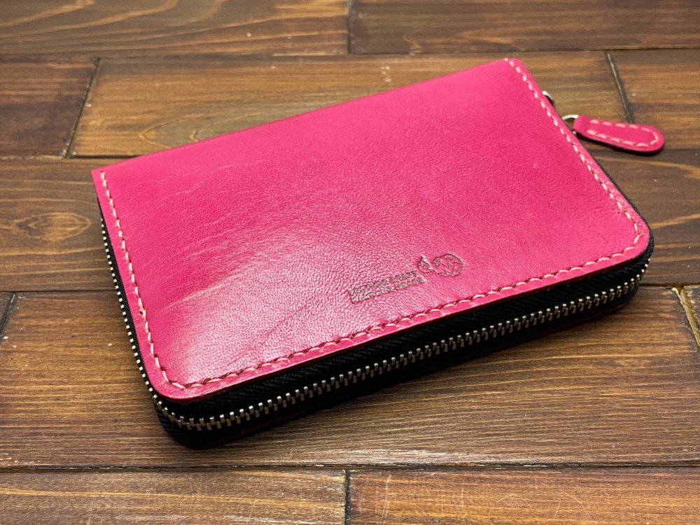 【アウトレット】見た目より入ります！ラウンドファスナーミドル財布【ピンク】