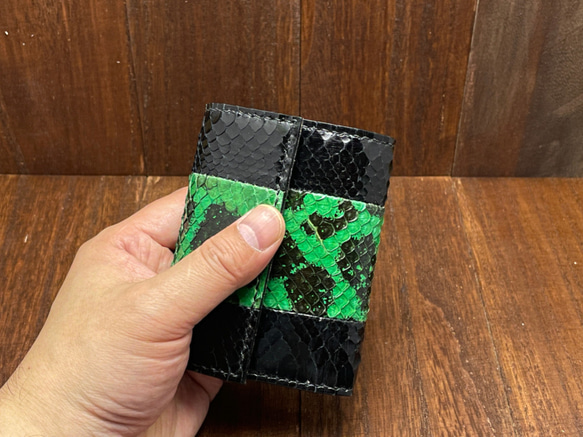 珍しいアナコンダ使用のカードサイズのミニ財布 2枚目の画像