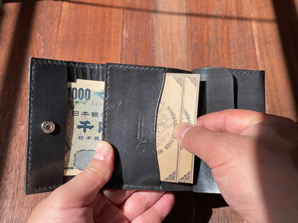 珍しいアナコンダ使用のカードサイズのミニ財布 4枚目の画像