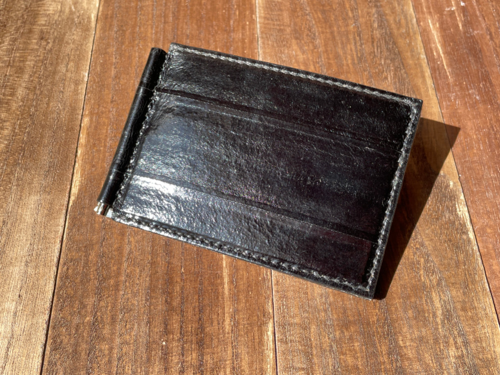 イールレザー使用の薄型マネークリップ