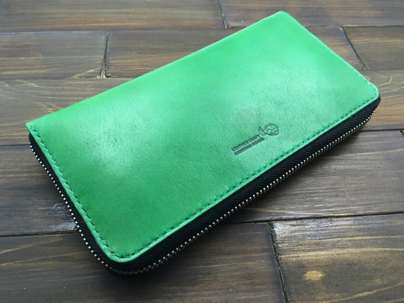 たっぷり入る！人気のラウンドファスナーのお財布（緑） 1枚目の画像
