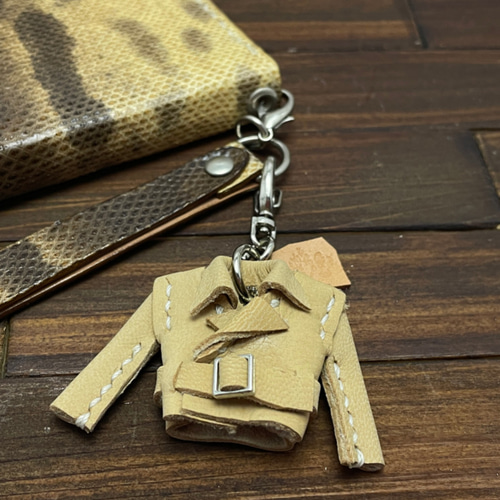 超小さい！親指サイズのミニチュアヤギ革ライダースジャケット