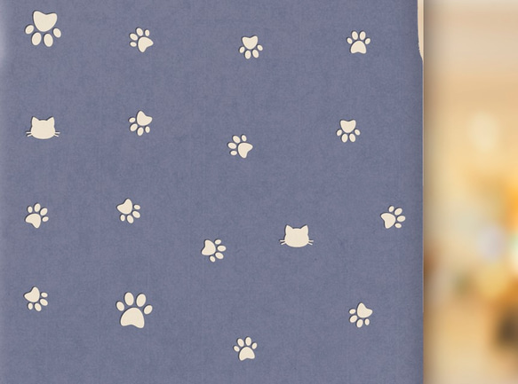ネコがお好きな方にピッタリな猫足跡ドット柄ねこモチーフデザインのスマホケースです 2枚目の画像