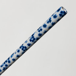 白磁の薄〜いマグと陶製ストロー　藍色小花 4枚目の画像