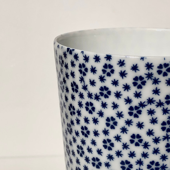 白磁の薄〜いマグと陶製ストロー　藍色小花 6枚目の画像