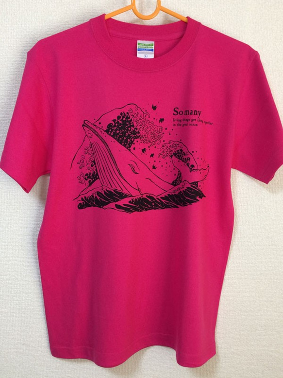 【鯨千鳥　ピンク】大自然を生き抜く鯨、その表情はとても優しい。★和柄Ｔシャツ専門店【Tシャツ工房三宝堂】 1枚目の画像
