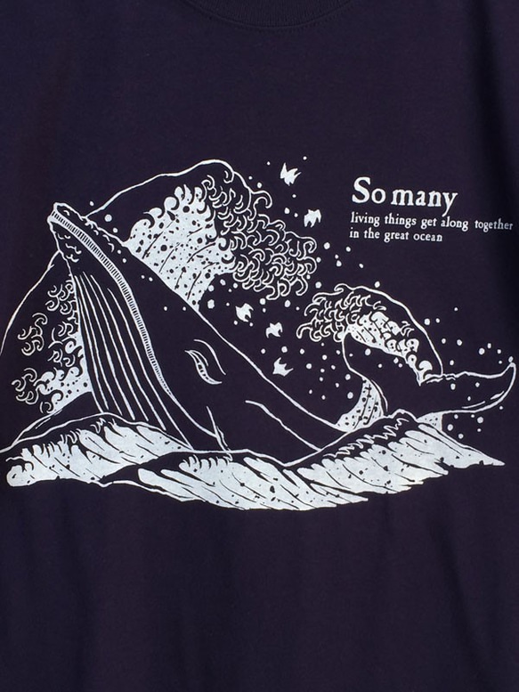 【鯨千鳥　ネイビー】大自然を生き抜く鯨、その表情はとても優しい。★和柄Ｔシャツ専門店【Tシャツ工房三宝堂】 2枚目の画像