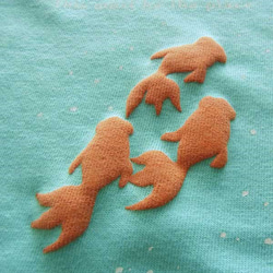 【金魚と睡蓮　ミント】3D立体プリントの金魚がかわいいアクセントになっています★　和柄　Ｔシャツ　【Tシャツ工房三宝堂】 3枚目の画像