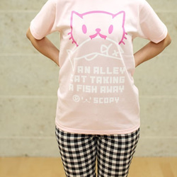 SCOPYネコTシャツ「お魚くわえたどらねこさん」ライトピンク 3枚目の画像