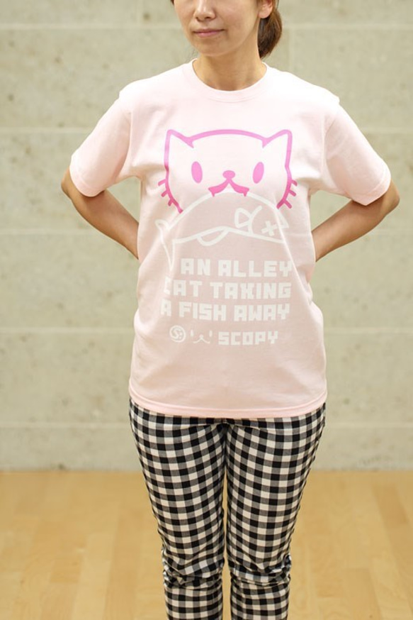 SCOPYネコTシャツ「お魚くわえたどらねこさん」ライトピンク 3枚目の画像