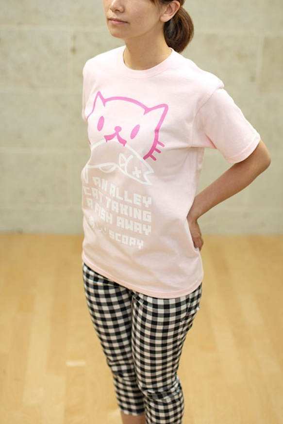 SCOPYネコTシャツ「お魚くわえたどらねこさん」ライトピンク 4枚目の画像