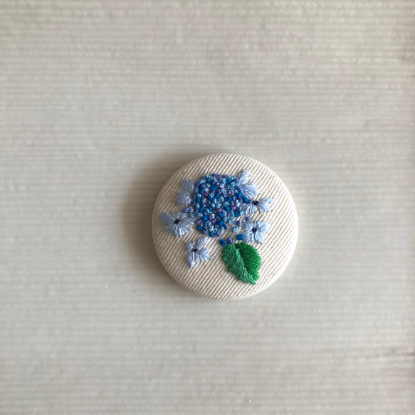 刺繍ブローチ　専用ページ ガクアジサイの刺繍ブローチ［ブルー］ ブローチ tumugi 通販