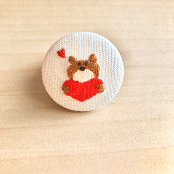 くまさんの刺繍ブローチ ブローチ tumugi 通販 8548549｜Creema