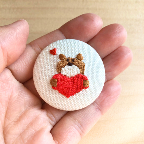 くまさんの刺繍ブローチ ブローチ tumugi 通販 8548549｜Creema