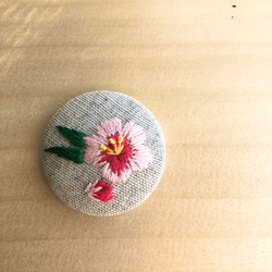 桃の花の刺繍ブローチ【リネン】 1枚目の画像