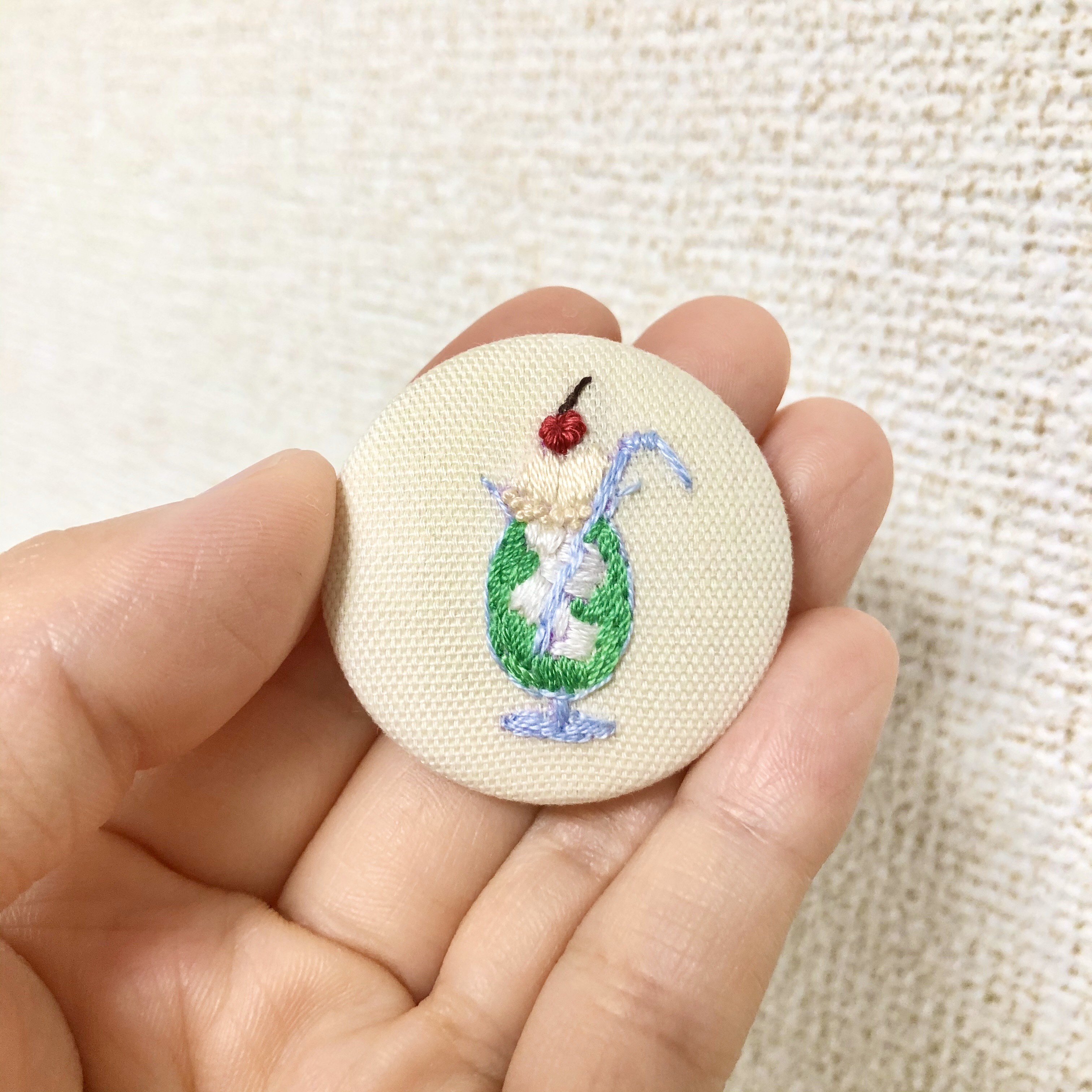 メロンクリームソーダ！ ◇小さなビーズ刺繍ブローチ